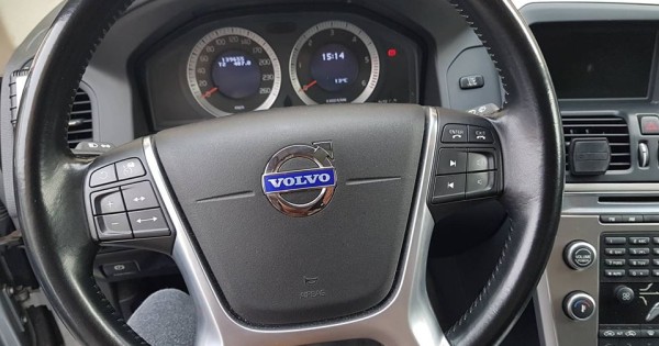 Bán xe Volvo XC60 số tự động đời 2010 chạy 140.000 km