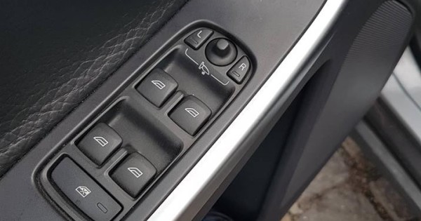 Bán xe Volvo XC60 số tự động đời 2010 chạy 140.000 km