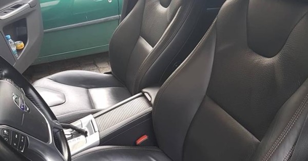 Bán xe Volvo XC60 số tự động đời 2010 chạy 140.000 km