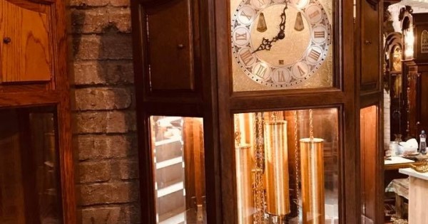 Bán đồng hồ tủ được sản xuất năm 1983 tại Châu Âu