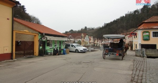 Bán nhà trên ở, dưới bán hàng, 300 m2, Karlštejn, Beroun