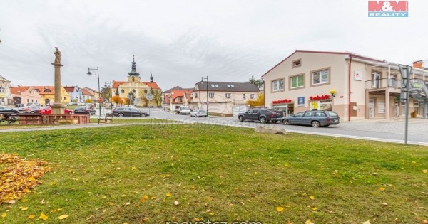 Bán cửa hàng 44 m2 tại Mnichovice, Praha, vị trí quảng trường