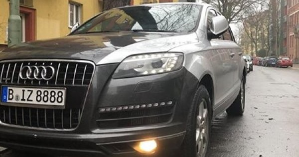 Cần bán xe Q7 màu bạc 7 chỗ tại Berlin, Đức