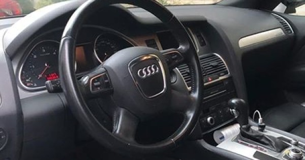 Cần bán xe Q7 màu bạc 7 chỗ tại Berlin, Đức