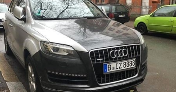 Cần bán xe Q7 màu bạc 7 chỗ tại Berlin, Đức
