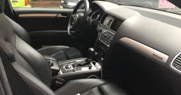 Cần bán xe Q7 màu bạc 7 chỗ tại Berlin, Đức