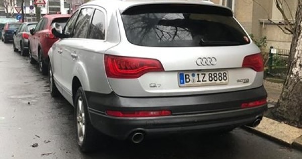 Cần bán xe Q7 màu bạc 7 chỗ tại Berlin, Đức