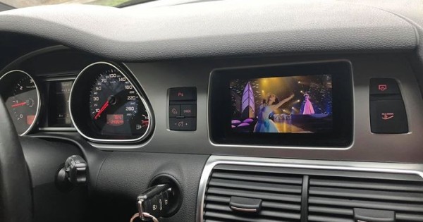 Cần bán xe Q7 màu bạc 7 chỗ tại Berlin, Đức