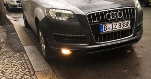 Cần bán xe Q7 màu bạc 7 chỗ tại Berlin, Đức