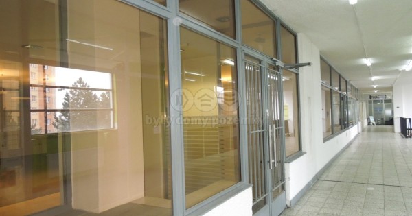 Cho thuê cửa hàng 400 m2, Praha 4, Kamýk, 300 Kč/m²/tháng