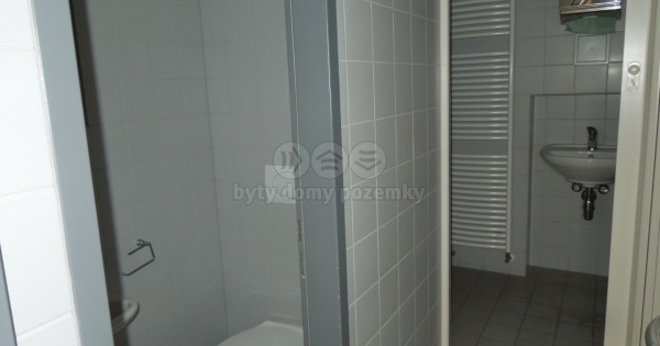 Cho thuê cửa hàng 400 m2, Praha 4, Kamýk, 300 Kč/m²/tháng