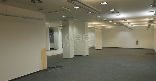 Cho thuê cửa hàng 400 m2, Praha 4, Kamýk, 300 Kč/m²/tháng