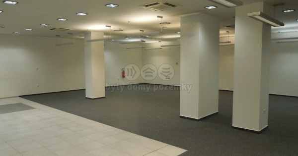 Cho thuê cửa hàng 400 m2, Praha 4, Kamýk, 300 Kč/m²/tháng