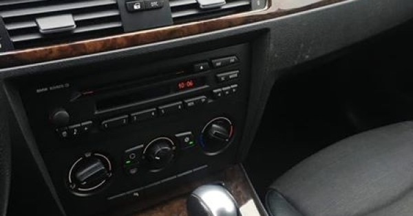 Bán xe BMW 325i, đời 2005 mới chạy 150k km