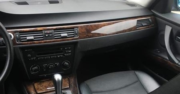 Bán xe BMW 325i, đời 2005 mới chạy 150k km