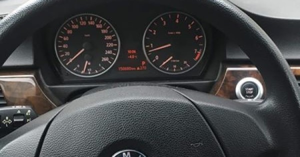 Bán xe BMW 325i, đời 2005 mới chạy 150k km