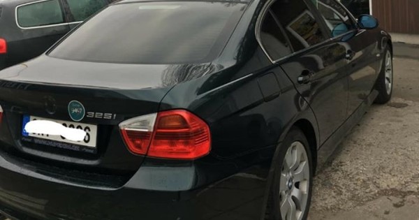 Bán xe BMW 325i, đời 2005 mới chạy 150k km
