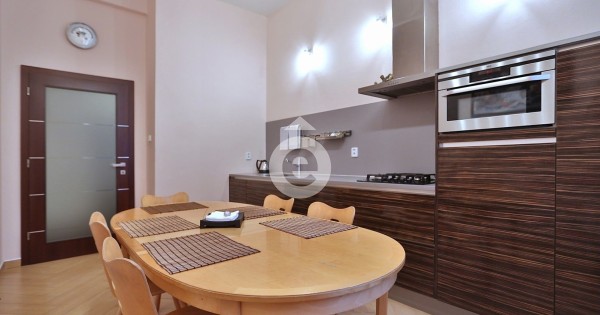 Cho thuê căn hộ 3+1, 94 mét vuông tại Francouzská, Praha 2