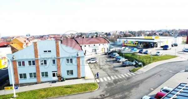 Cho thuê cửa hàng 250 m2, trong trung tâm mua sắm ở Kostelec nad Č. Lesy