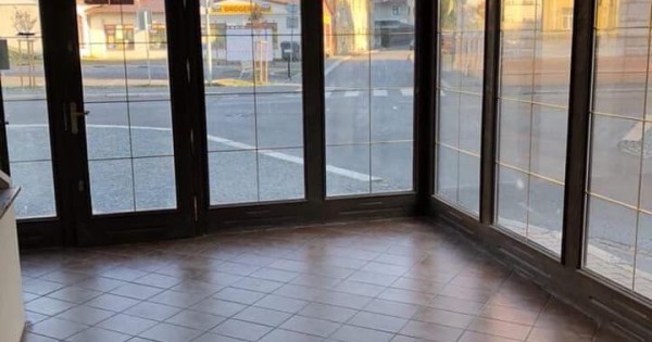 cho thuê cửa hàng mới sửa ,dt 60 m2 ở TP 7.500 dân Frýdlant, Liberec