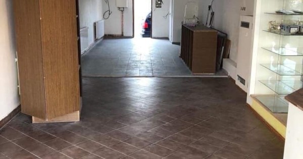 cho thuê cửa hàng mới sửa ,dt 60 m2 ở TP 7.500 dân Frýdlant, Liberec