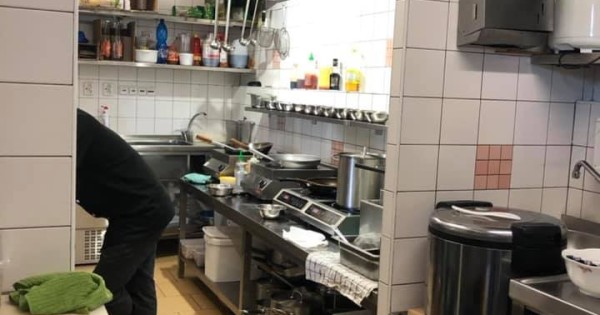 Sang nhượng quán ăn, diện tích 150m2, vườn 33m3, 7 chỗ để xe..