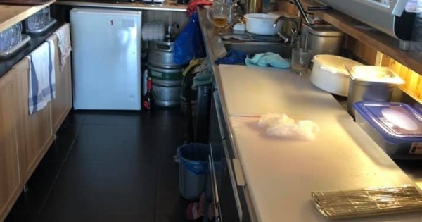 Sang nhượng quán ăn, diện tích 150m2, vườn 33m3, 7 chỗ để xe..