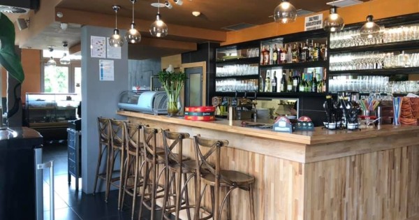 Sang nhượng quán ăn, diện tích 150m2, vườn 33m3, 7 chỗ để xe..