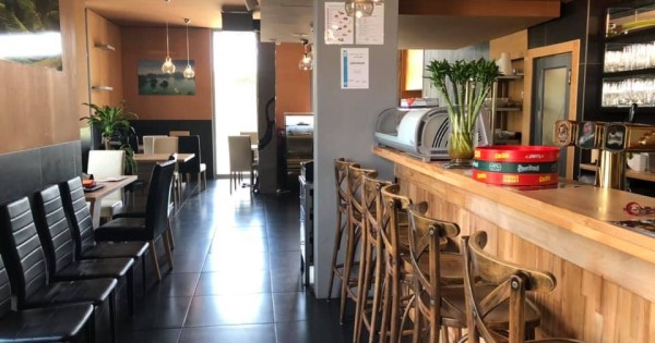 Sang nhượng quán ăn, diện tích 150m2, vườn 33m3, 7 chỗ để xe..