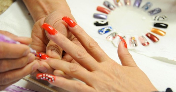 Tiệm nail Tây Đức lâu năm khách ổn định, Tìm thợ nail nam/ nữ tay nghề tốt chuyên bột