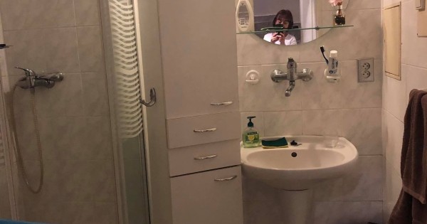 cạnh chợ Sapa đi bộ 5 phút còn một phòng cho thuê