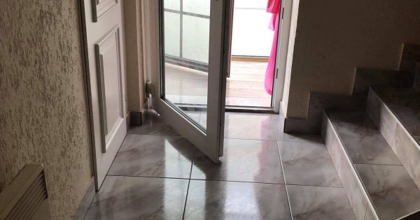 cạnh chợ Sapa đi bộ 5 phút còn một phòng cho thuê