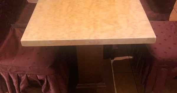 Thanh lý ít bàn ghế mặt bàn bằng đá, chân gỗ