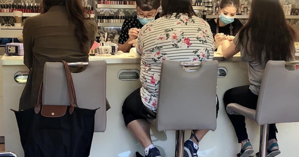 Nhượng lại tiệm nails ở flora praha tiệm lâu năm, khách ổn định.