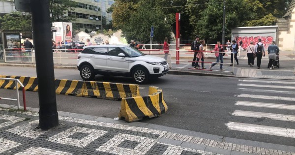 Nhượng lại tiệm nails ở flora praha tiệm lâu năm, khách ổn định.