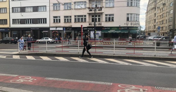 Nhượng lại tiệm nails ở flora praha tiệm lâu năm, khách ổn định.