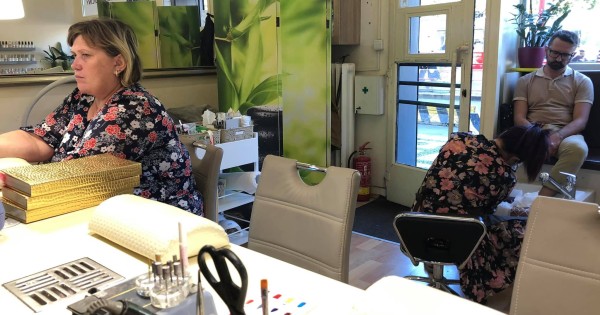 Nhượng lại tiệm nails ở flora praha tiệm lâu năm, khách ổn định.