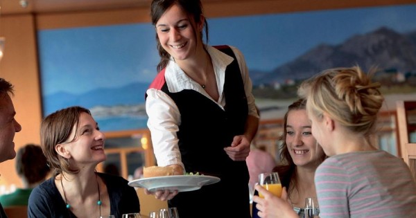 Quán ở praha 8 cần tìm 1 phụ bếp và 1 bồi bàn