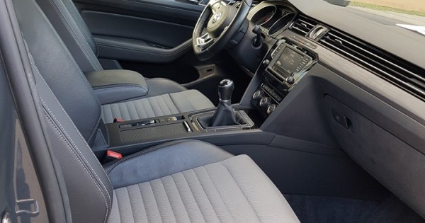 VW PASSAT R line 2.0TDI/110KW, 157000KM, 4/2016, xe không đâm hay va quyệt