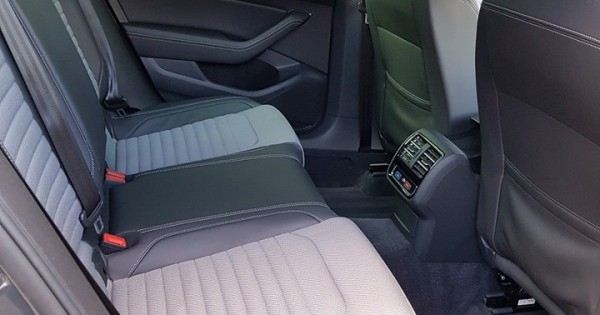 VW PASSAT R line 2.0TDI/110KW, 157000KM, 4/2016, xe không đâm hay va quyệt