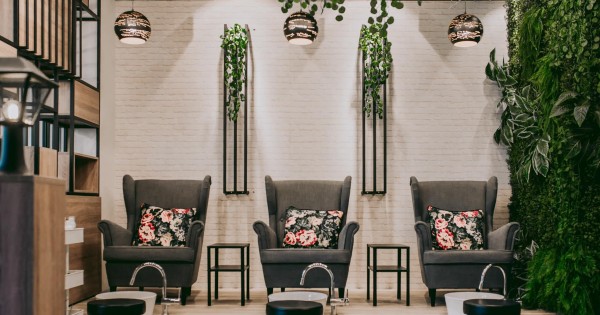 Tiệm nails cần tìm thợ nữ PHỤ và CHÍNH (ưu tiên thợ biết nối mi hoặc tiếng)