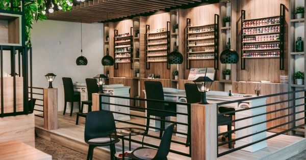 Tiệm nails cần tìm thợ nữ PHỤ và CHÍNH (ưu tiên thợ biết nối mi hoặc tiếng)