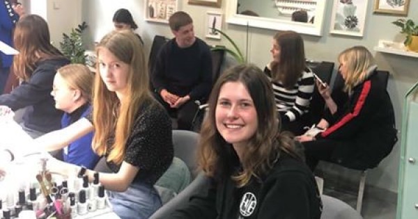 Tiệm nails trung tâm praha 1 cần nhượng