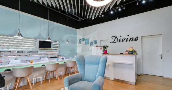 Công ty Divine cần tuyển 2 vị trí lễ tân cho 2 tiệm nails tại tp BRNO