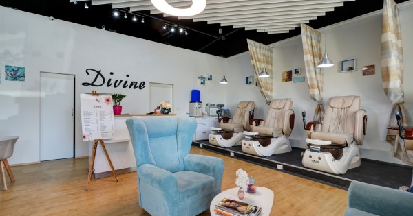 Công ty Divine cần tuyển 2 vị trí lễ tân cho 2 tiệm nails tại tp BRNO