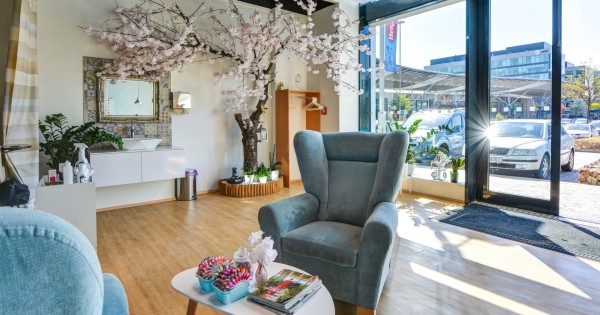 Công ty Divine cần tuyển 2 vị trí lễ tân cho 2 tiệm nails tại tp BRNO