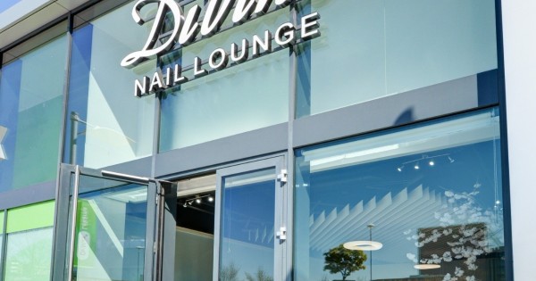 Công ty Divine cần tuyển 2 vị trí lễ tân cho 2 tiệm nails tại tp BRNO