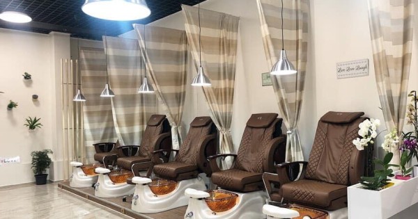 Công ty Divine cần tuyển 2 vị trí lễ tân cho 2 tiệm nails tại tp BRNO