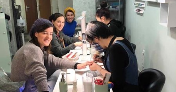 Tiệm nails trung tâm praha 1 cần nhượng