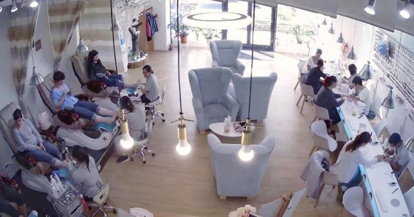 Tiệm Nails trong siêu thị OC Campus tại Brno tuyển thợ